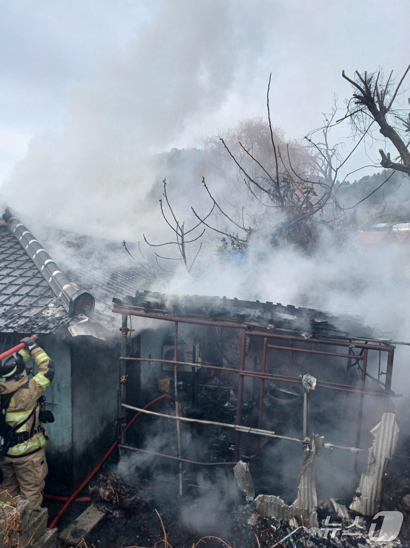 본문 이미지 - 30일 오전 10시 58분쯤 전남 여수시 소호동 한 주택에서 화재가 발생해 소방 당국이 진화하고 있다. (전남소방본부 제공. 재판매 및 DB금지)