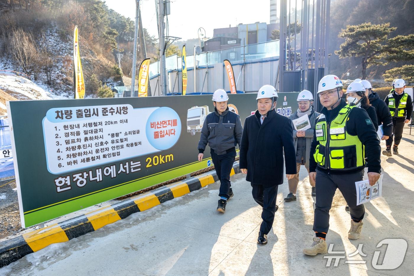 본문 이미지 - 김창규 제천시장이 자원관리센터를 방문해 증설 현황 등을 살펴봤다.(제천시 제공. 재판매 및 DB금지)뉴스1 