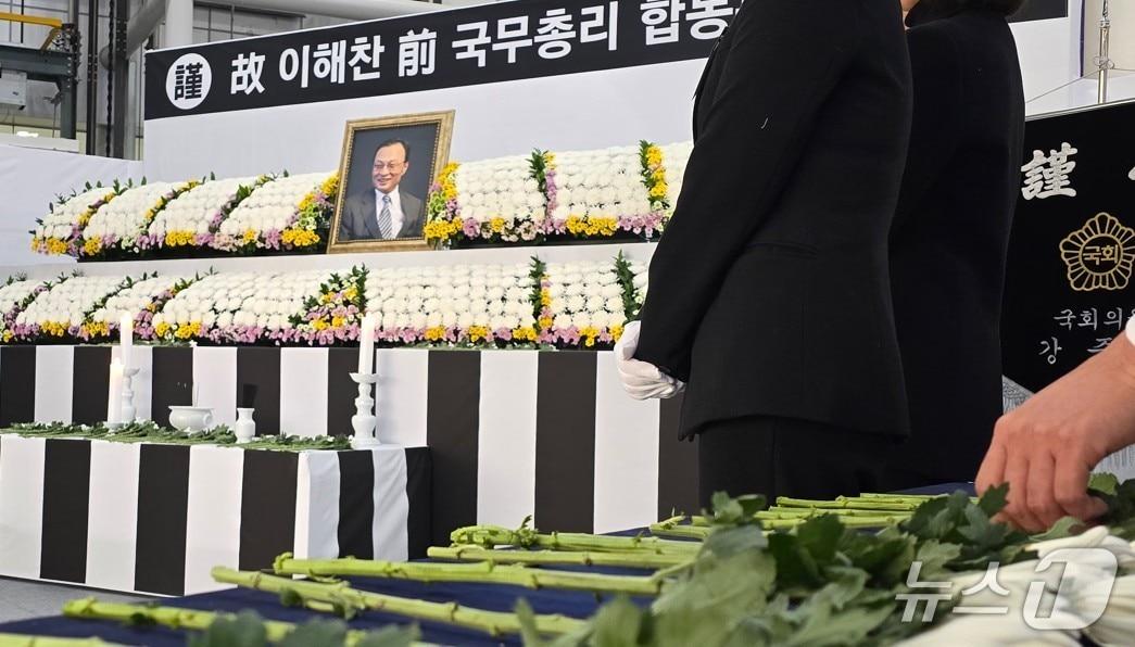 본문 이미지 - 세종시청 1층 로비에 마련된 이해찬 전 총리 분향소. / 뉴스1