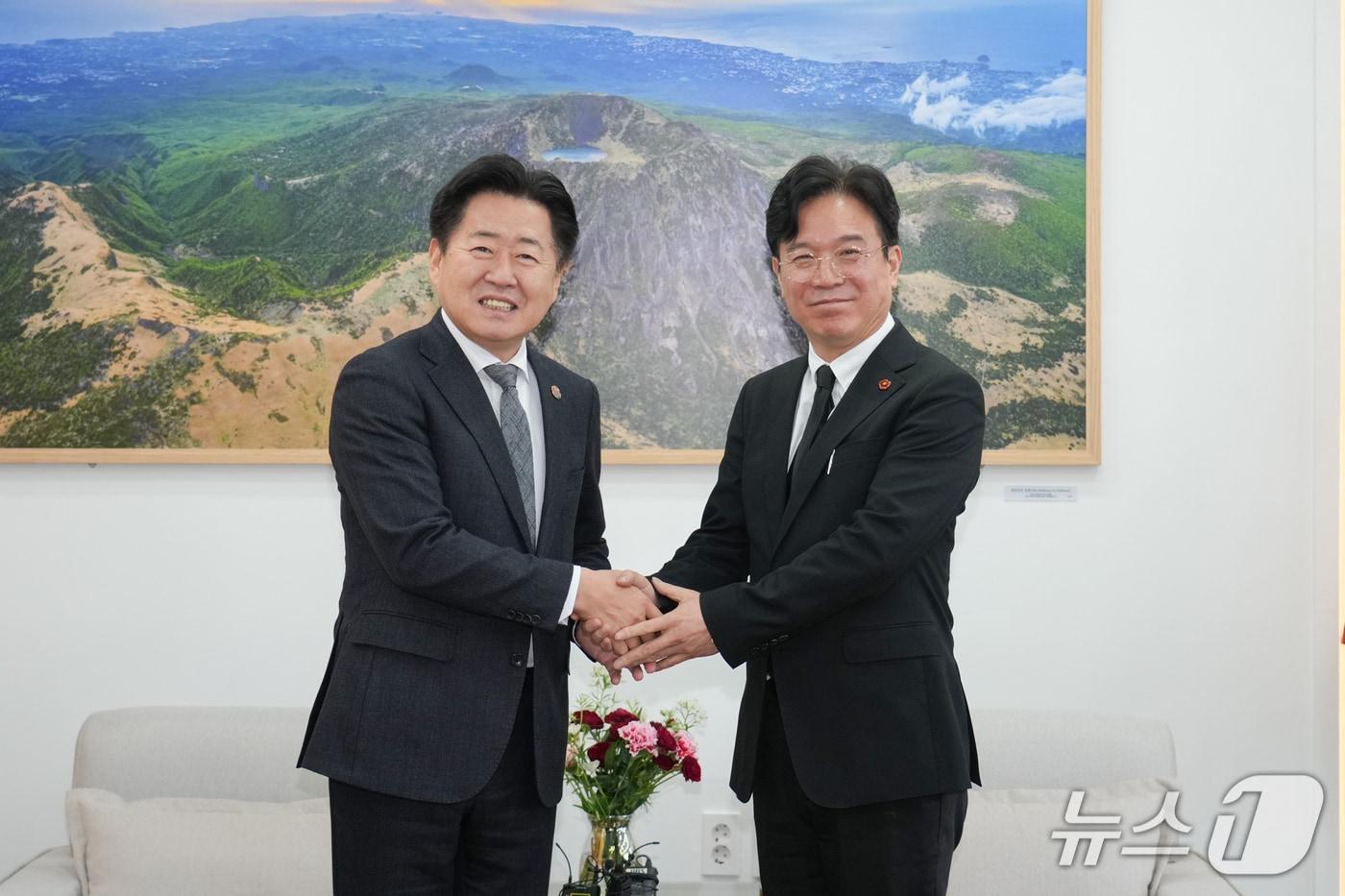 본문 이미지 - 오영훈 제주지사와 김영훈 고용노동부 장관(제주도 제공. 재판매 및 DB금지)/뉴스1