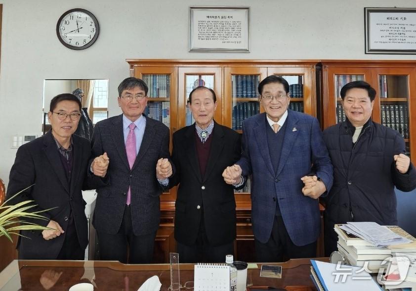 본문 이미지 - 제천시 공공기관 유치 범시민추진위와 이원종 전 대통령 비서실장(중앙) 간담회.(제천시 제공. 재판매 및 DB금지)뉴스1  