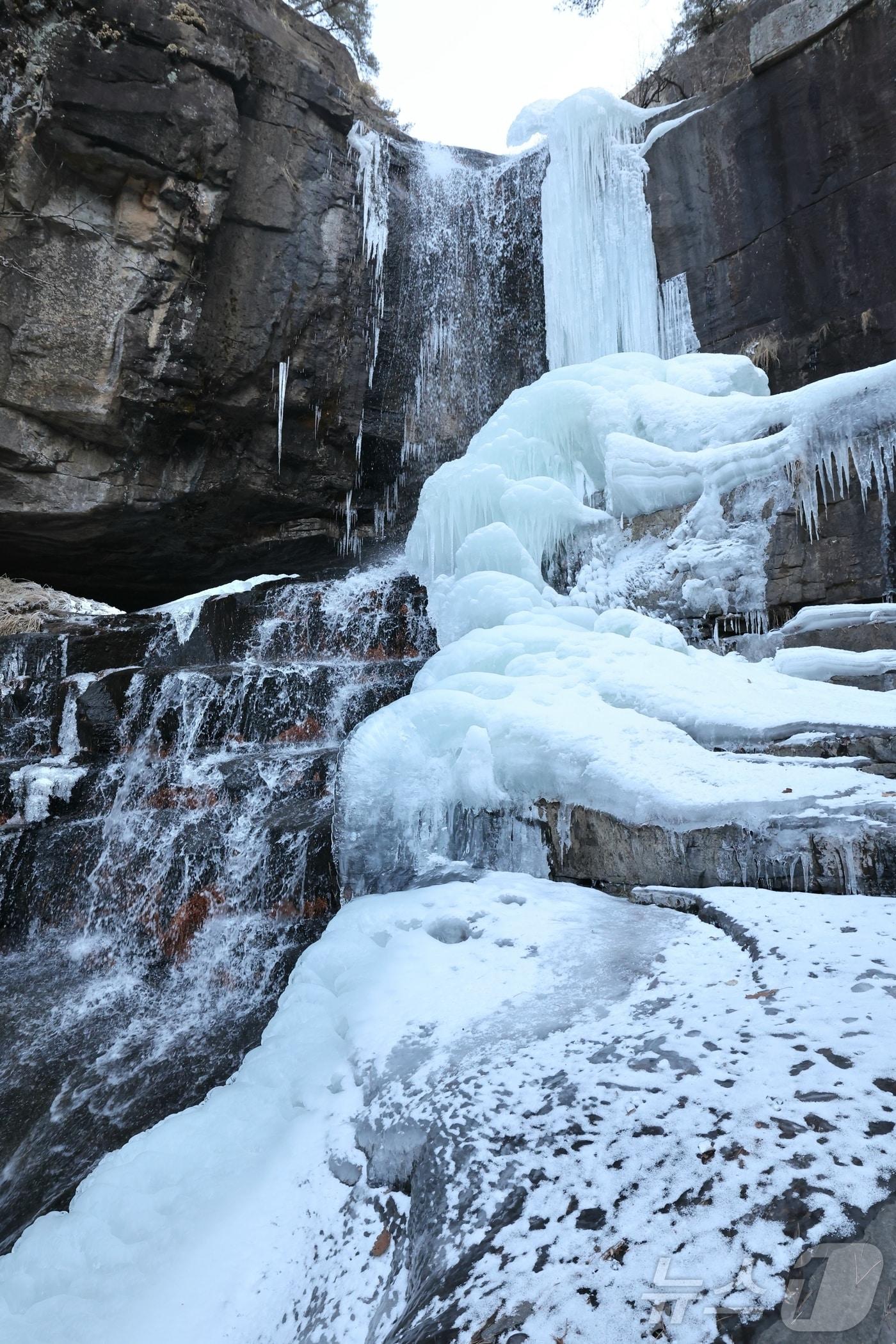 본문 이미지 - 충북 괴산군 연풍면 수옥폭포가 최근 이어진 맹추위로 거대한 빙폭으로 변했다.2026.01.30.(괴산군 제공)./뉴스1 ⓒ News1 이성기 기자