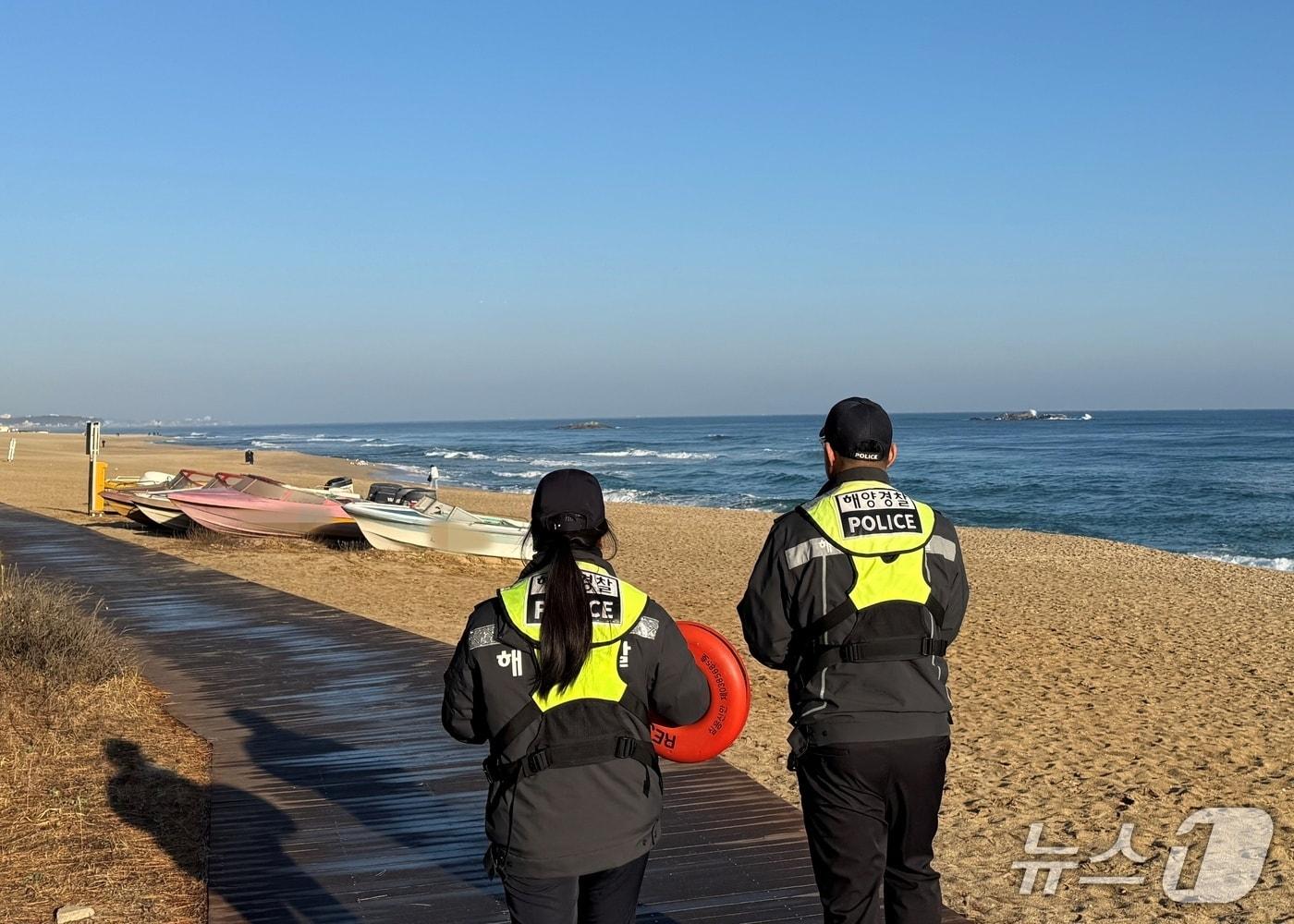 본문 이미지 - 연안 안전관리하는 강릉해양경찰서 소속 경찰관들.(강릉해경 제공, 재판매 및 DB 금지) 2026.1.30/뉴스1