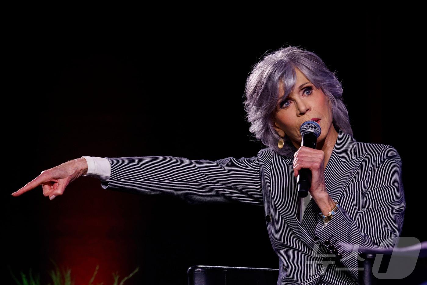 본문 이미지 - 지난 2023년 열린 제75회 칸 영화제에서 배우 제인 폰다가 연설하고 있다.ⓒ 로이터=뉴스1 