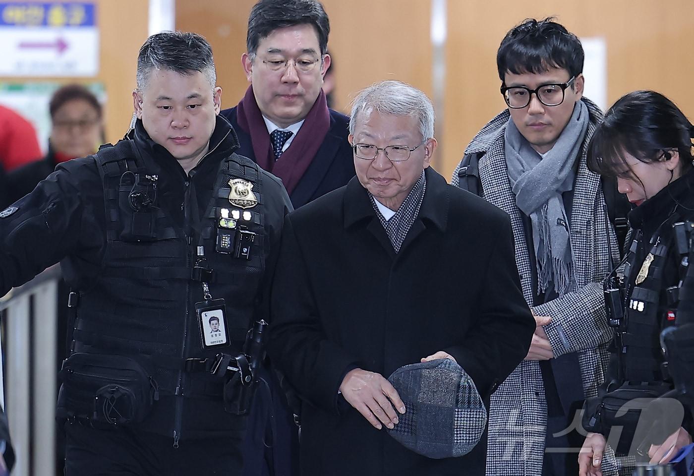 본문 이미지 - '사법농단' 의혹을 받는 양승태 전 대법원장이 30일 서울 서초구 서울고등법원에서 열린 직권남용 권리 행사 방해 혐의 2심 선고 공판에 출석하고 있다. 2026.1.30/뉴스1 ⓒ News1 김성진 기자