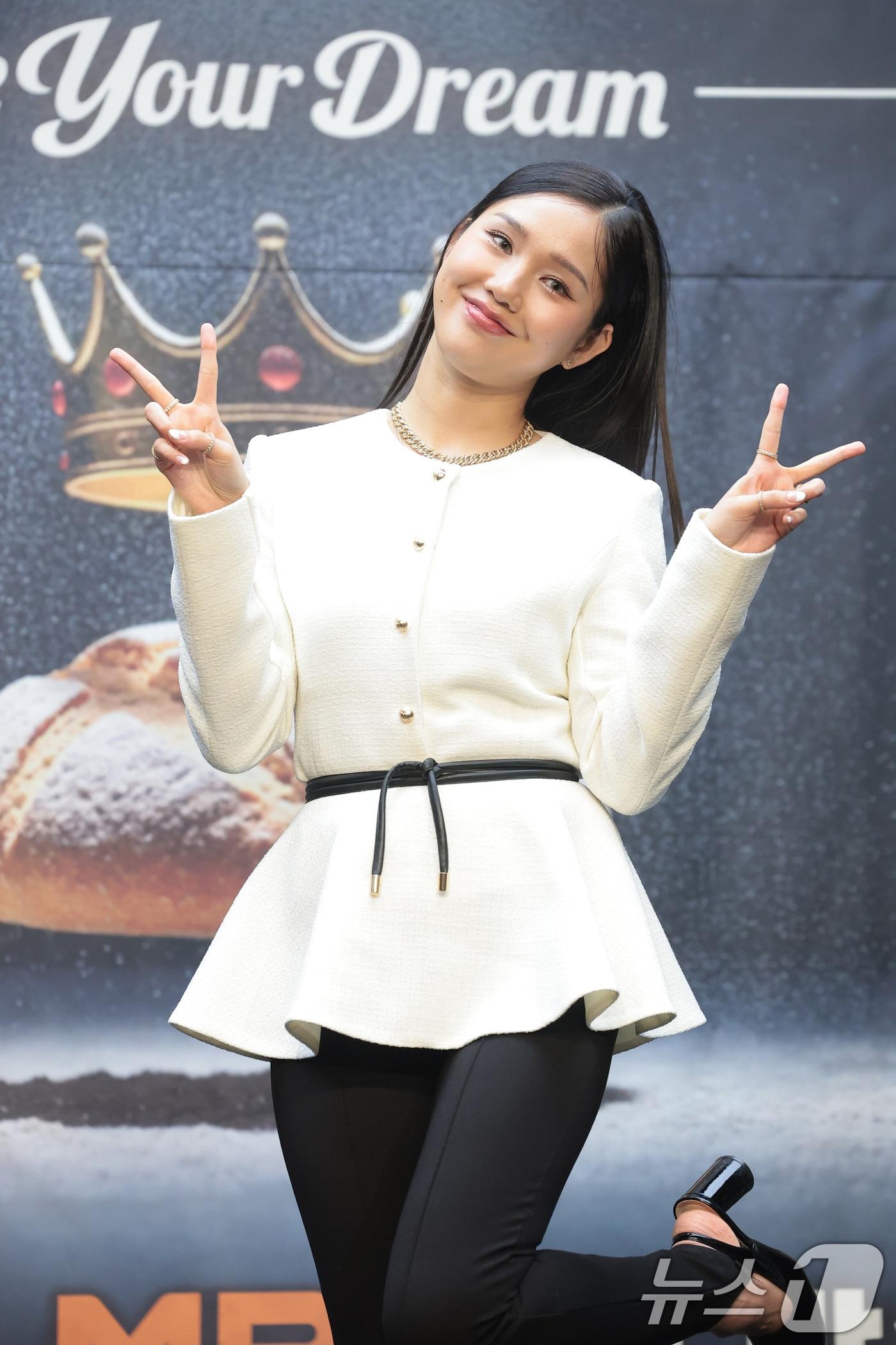 본문 이미지 - 오마이걸 미미가 30일 서울 마포구 스태포드호텔에서 열린 MBN K-베이커리 서바이벌 ‘천하제빵 : 베이크 유어 드림’ 제작발표회에 참석해 포즈를 취하고 있다. '천하제빵'은 단순한 음식을 넘어 하나의 트렌드가 된 'K-빵'의 열풍을 이끌, 세계최강 제과제빵사를 선발하는 국내 최초 'K-베이커리 서바이벌'이다. 전국 팔도에서 모인 명장부터 세계적인 파티시에, 참신한 레시피의 재야 제빵사까지, 전 세계 72명 제빵, 제과사들이 계급장을 떼고 펼치는 초대형 글로벌 제과제빵 대전이다. 2026.1.30/뉴스1 ⓒ News1 권현진 기자