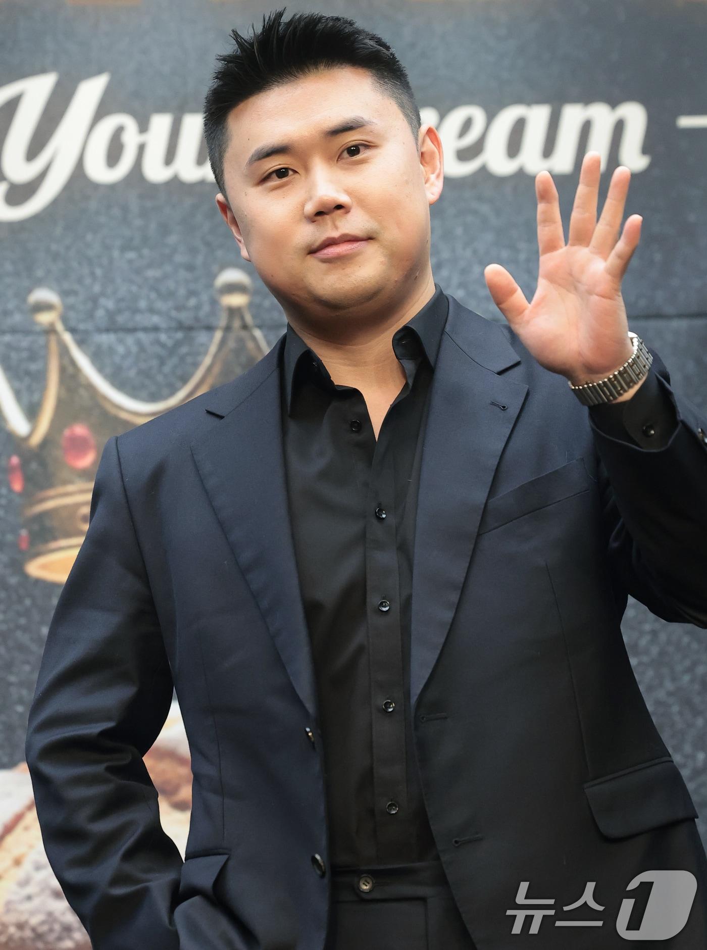 본문 이미지 - 심사위원 권성준이 30일 서울 마포구 스태포드호텔에서 열린 MBN K-베이커리 서바이벌 ‘천하제빵 : 베이크 유어 드림’ 제작발표회에 참석해 포즈를 취하고 있다. '천하제빵'은 단순한 음식을 넘어 하나의 트렌드가 된 'K-빵'의 열풍을 이끌, 세계최강 제과제빵사를 선발하는 국내 최초 'K-베이커리 서바이벌'이다. 전국 팔도에서 모인 명장부터 세계적인 파티시에, 참신한 레시피의 재야 제빵사까지, 전 세계 72명 제빵, 제과사들이 계급장을 떼고 펼치는 초대형 글로벌 제과제빵 대전이다. 2026.1.30/뉴스1 ⓒ News1 권현진 기자