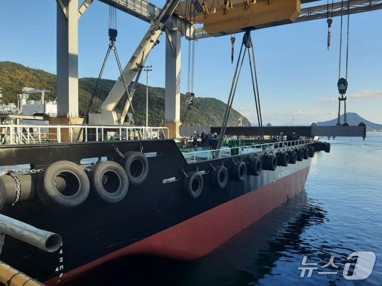 본문 이미지 - 2024년 11월 이케이중공업에서 진수한 암모니아 혼소 연료추진시스템 선박(경남도 제공. 재판매 및 DB금지)