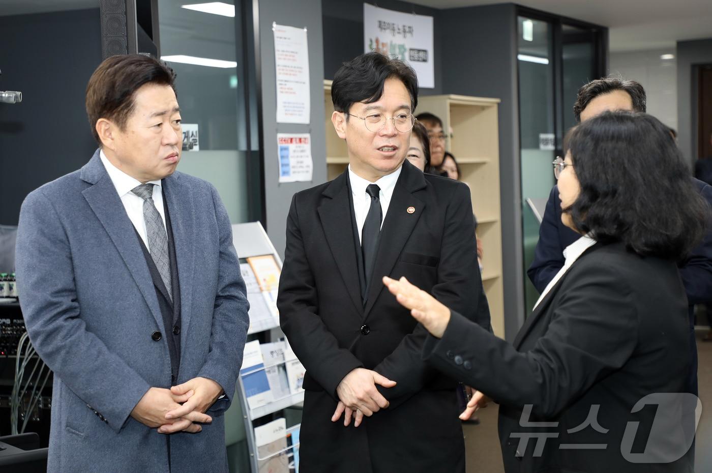 본문 이미지 - 김영훈 고용노동부 장관이 오영훈 제주특별자치도지사와 함께 30일 오후 제주시 연동에 있는 '혼디쉼팡 연동센터(이동노동자 휴식 공간)'를 둘러보고 있다. 2026.1.30/뉴스1 ⓒ News1 오미란 기자
