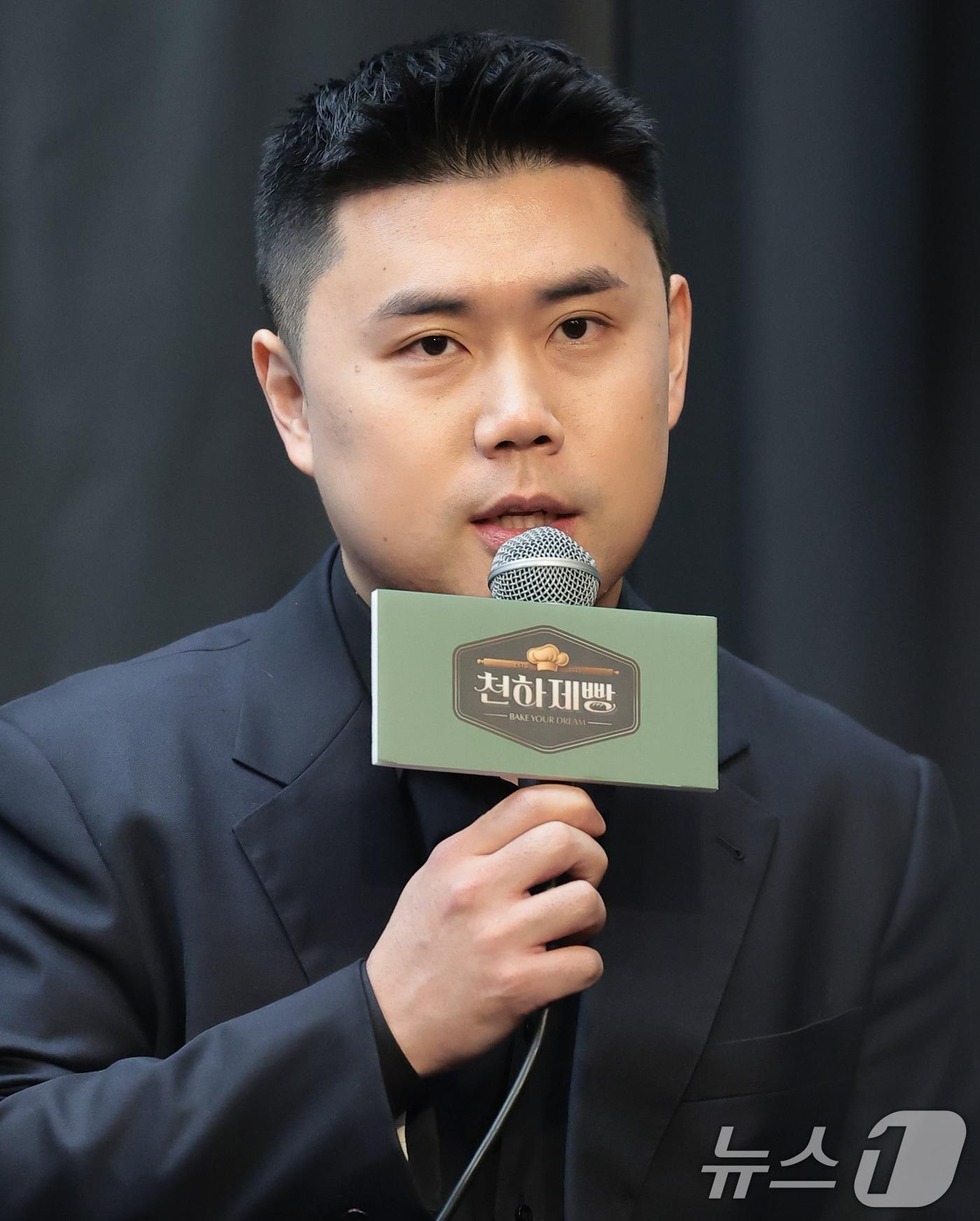 본문 이미지 - 심사위원 권성준이 30일 서울 마포구 스태포드호텔에서 열린 MBN K-베이커리 서바이벌 ‘천하제빵 : 베이크 유어 드림’ 제작발표회에 참석해 포즈를 취하고 있다. '천하제빵'은 단순한 음식을 넘어 하나의 트렌드가 된 'K-빵'의 열풍을 이끌, 세계최강 제과제빵사를 선발하는 국내 최초 'K-베이커리 서바이벌'이다. 전국 팔도에서 모인 명장부터 세계적인 파티시에, 참신한 레시피의 재야 제빵사까지, 전 세계 72명 제빵, 제과사들이 계급장을 떼고 펼치는 초대형 글로벌 제과제빵 대전이다. 2026.1.30/뉴스1 ⓒ News1 권현진 기자