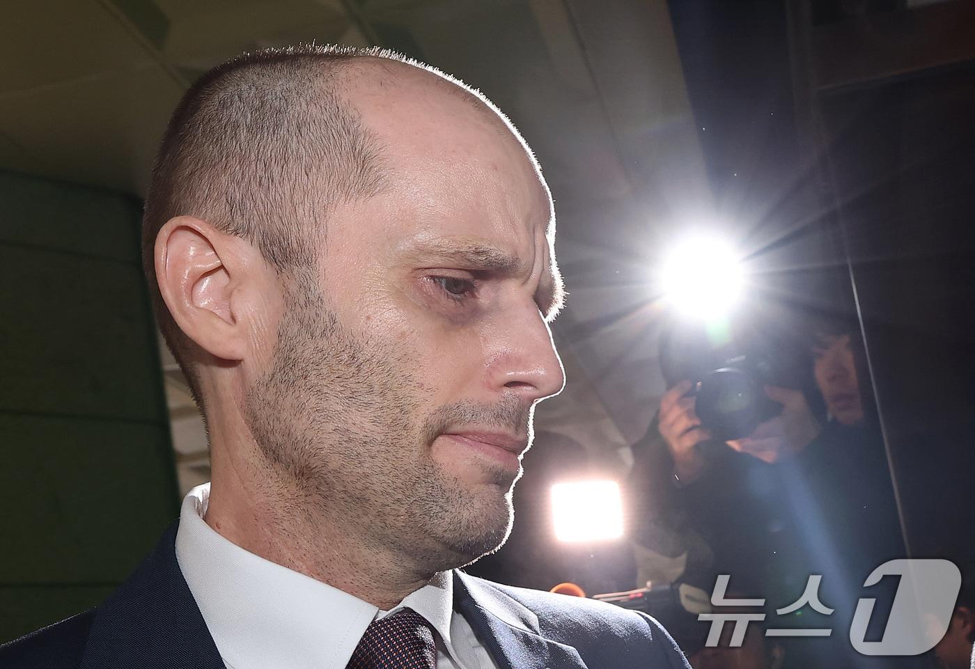 본문 이미지 - 해롤드 로저스 쿠팡 한국법인 임시대표가 30일 오후 서울 종로구 서울경찰청 쿠팡 수사 종합 태스크포스(TF)에서 '셀프 조사' 관련 증거인멸 등 혐의와 관련한 피고발인 조사를 받기 위해 출석하고 있다.  2026.1.30/뉴스1 ⓒ News1 오대일 기자