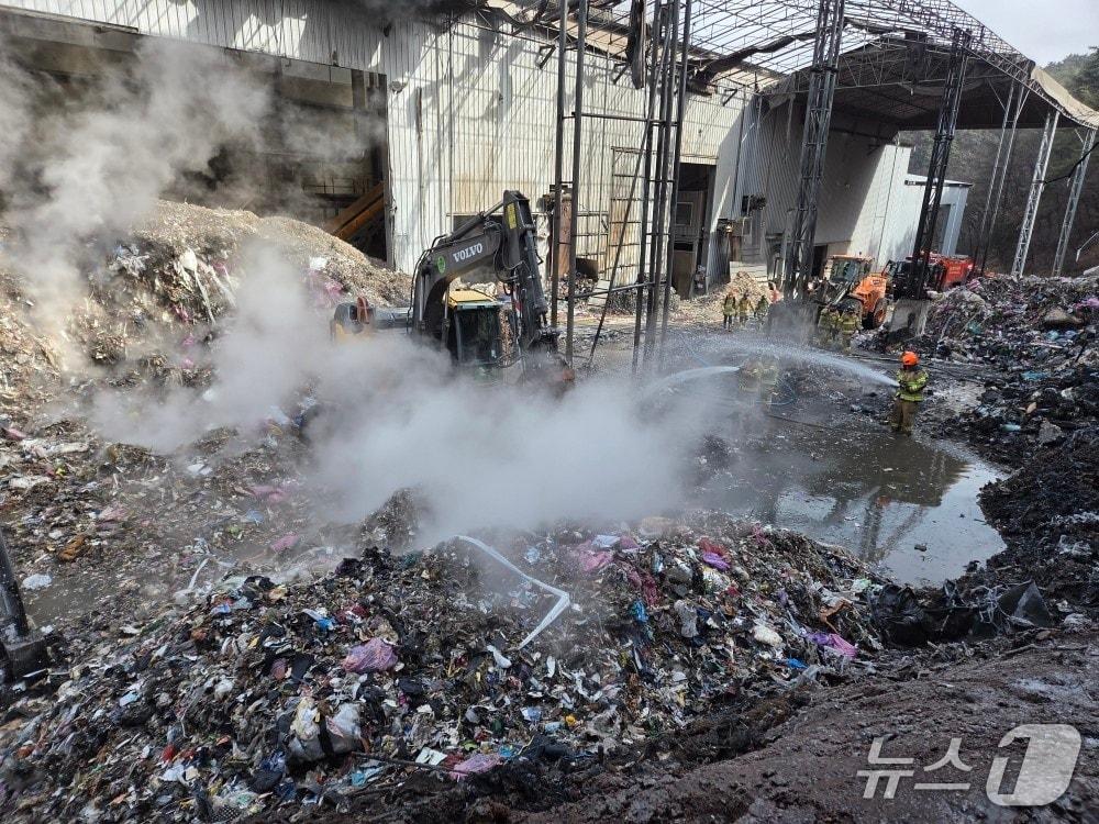 본문 이미지 -  잔불 정리 중인 단양군 매포읍의 한 폐기물 업체 화재.(단양소방서 제공. 재판매 및 DB금지)뉴스1  
