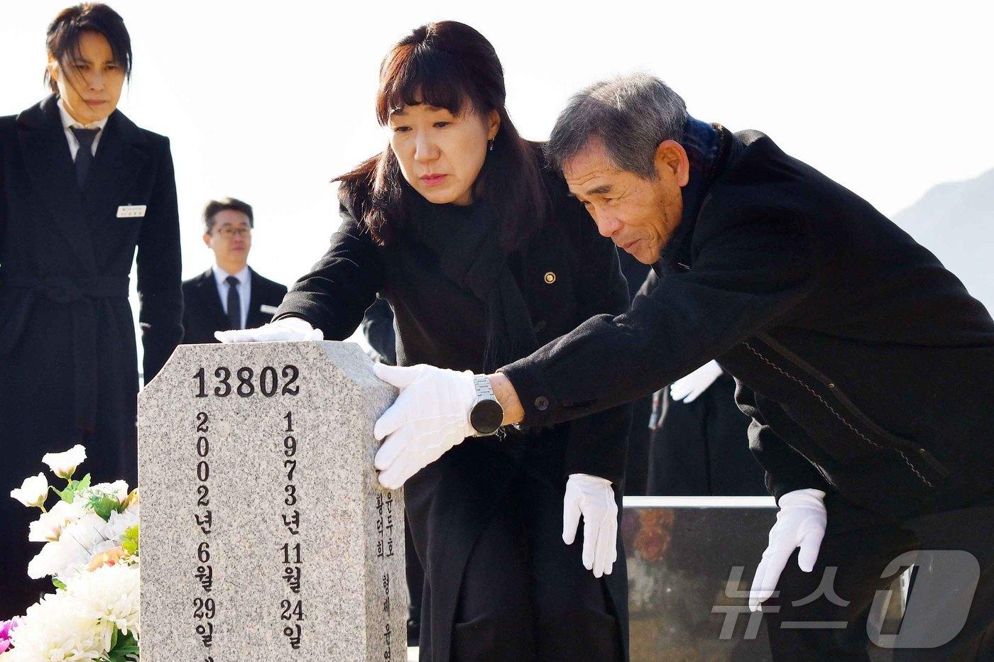 본문 이미지 - 강윤진 국가보훈부 차관이 30일 오전 국립대전현충원 제2연평해전 전사자 묘역에서 고(故) 서후원 중사의 아버지인 서영석 제2연평해전 유족회장과 함께 참배하고 있다. (국가보훈부 제공. 재판매 및 DB 금지)