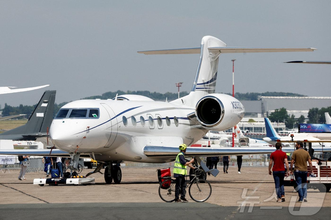 본문 이미지 - 걸프스트림 에어로스페이스 G500 항공기가 2023년 6월 18일 프랑스 파리 인근 르부르제 공항에서 열린 제54회 파리 에어쇼에 도착하고 있다.<자료사진>ⓒ 로이터=뉴스1