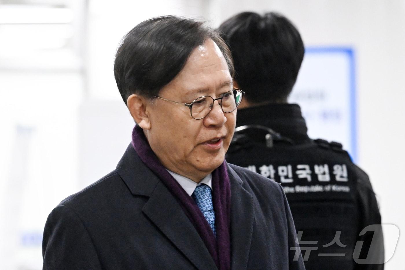 본문 이미지 - 박병대 전 대법관이 30일 오후 서울 서초구 서울고등법원에서 열린 항소심 선고 공판에 출석하고 있다. (공동취재) 2026.1.30/뉴스1 ⓒ News1 김성진 기자