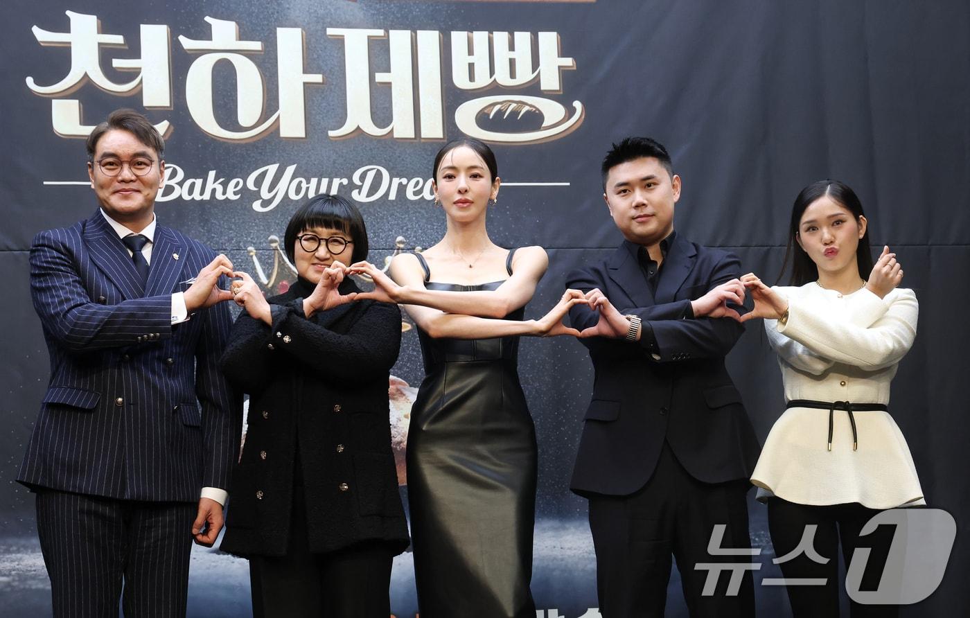 본문 이미지 - 심사위원 이석원(왼쪽부터)과 노희영, MC 이다희, 권성준, 미미가 30일 서울 마포구 스태포드호텔에서 열린 MBN K-베이커리 서바이벌 ‘천하제빵 : 베이크 유어 드림’ 제작발표회에 참석해 포즈를 취하고 있다. '천하제빵'은 단순한 음식을 넘어 하나의 트렌드가 된 'K-빵'의 열풍을 이끌, 세계최강 제과제빵사를 선발하는 국내 최초 'K-베이커리 서바이벌'이다. 전국 팔도에서 모인 명장부터 세계적인 파티시에, 참신한 레시피의 재야 제빵사까지, 전 세계 72명 제빵, 제과사들이 계급장을 떼고 펼치는 초대형 글로벌 제과제빵 대전이다. 2026.1.30/뉴스1 ⓒ News1 권현진 기자