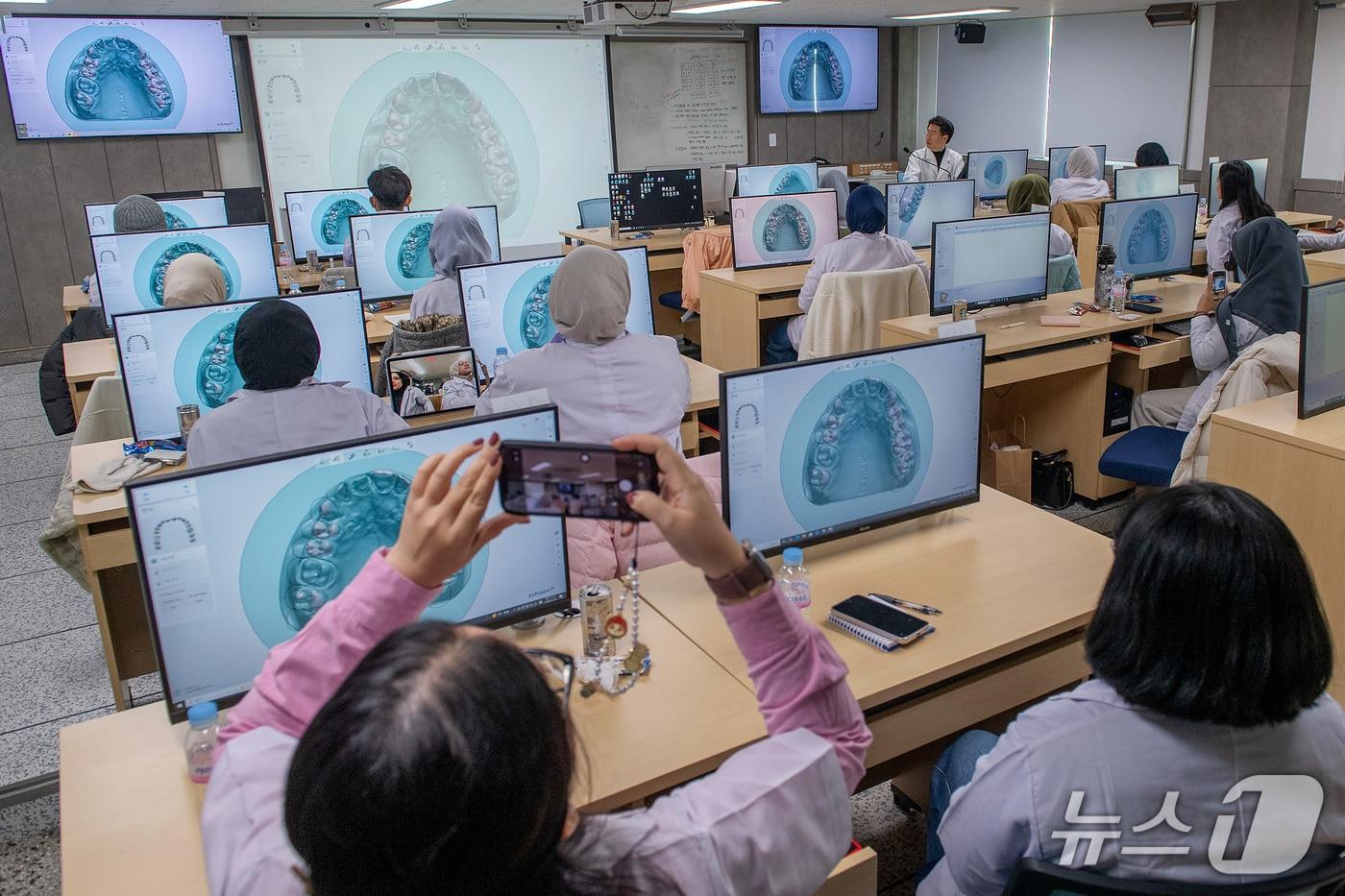 본문 이미지 - 대구보건대 치기공학과 실습실에서 인도네시아 자카르타 보건산업기술대학Ⅱ 재학생들이 '디지털 CAD/CAM 기공학' 교육에 참여하고 있다. (대구보건대 제공. 재판매 및 DB 금지)