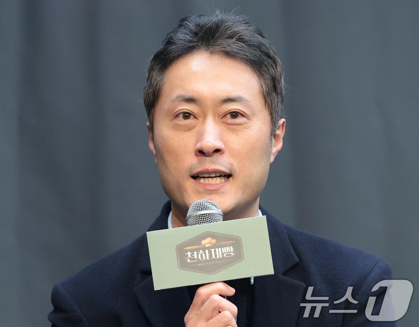 본문 이미지 - 윤세영 PD가 30일 서울 마포구 스태포드호텔에서 열린 MBN K-베이커리 서바이벌 ‘천하제빵 : 베이크 유어 드림’ 제작발표회에 참석해 인사말을 하고 있다. '천하제빵'은 단순한 음식을 넘어 하나의 트렌드가 된 'K-빵'의 열풍을 이끌, 세계최강 제과제빵사를 선발하는 국내 최초 'K-베이커리 서바이벌'이다. 전국 팔도에서 모인 명장부터 세계적인 파티시에, 참신한 레시피의 재야 제빵사까지, 전 세계 72명 제빵, 제과사들이 계급장을 떼고 펼치는 초대형 글로벌 제과제빵 대전이다. 2026.1.30/뉴스1 ⓒ News1 권현진 기자
