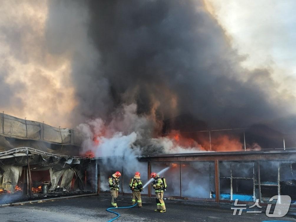 본문 이미지 - 30일 오전 경기 양주시 삼숭동의 식당 건물과 창고 건물에서 불이 난 모습 (경기도북부소방재난본부 제공)