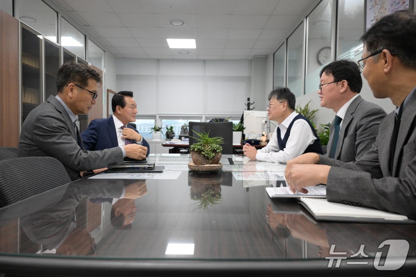 본문 이미지 - 논산시 기재부 방문 모습.(논산시 제공.재판매 및 DB금지)/뉴스1