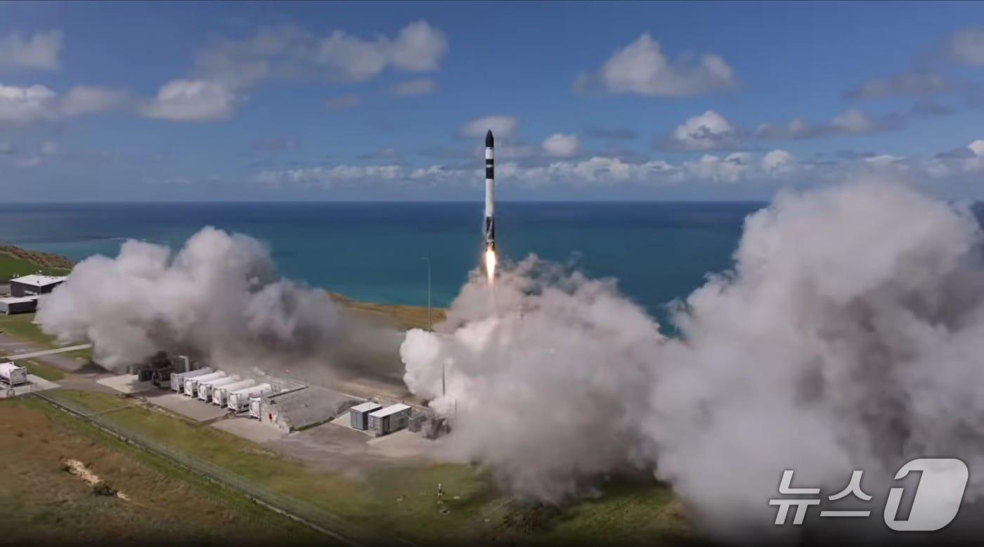 본문 이미지 - 초소형군집위성 검증기를 탑재한 로켓랩 사의 일렉트론(Electron) 발사체 발사 모습. 2026.01.30/뉴스1(우주항공청 제공)