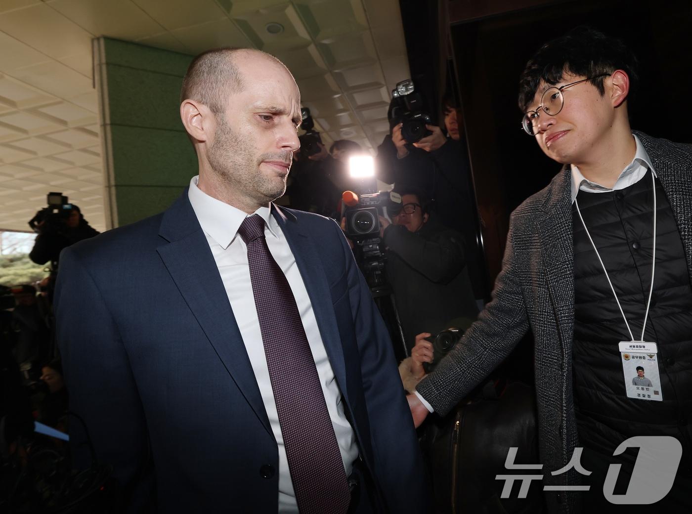 본문 이미지 - 해롤드 로저스 쿠팡 한국법인 임시대표가 30일 오후 서울 종로구 서울경찰청 쿠팡 수사 종합 태스크포스(TF)에서 '셀프 조사' 관련 증거인멸 등 혐의와 관련한 피고발인 조사를 받기 위해 출석하고 있다. 2026.1.30/뉴스1 ⓒ News1 오대일 기자