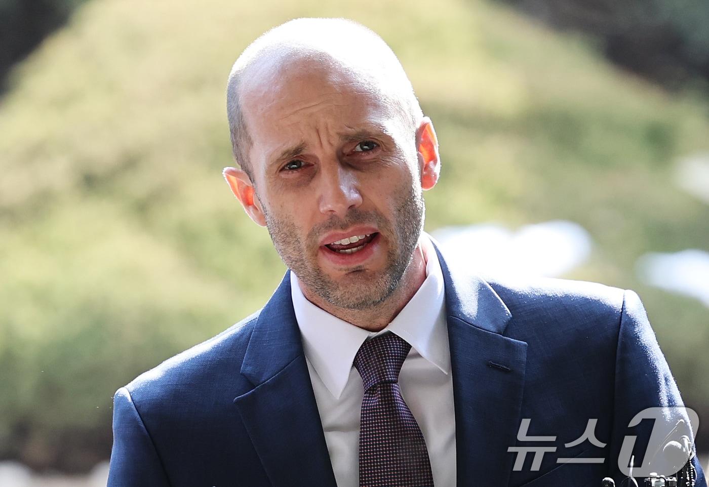 본문 이미지 - 해롤드 로저스 쿠팡 한국법인 임시대표가 30일 오후 서울 종로구 서울경찰청 쿠팡 수사 종합 태스크포스(TF)에서 '셀프 조사' 관련 증거인멸 등 혐의와 관련한 피고발인 조사를 받기 위해 출석하며 심경을 밝히고 있다.  2026.1.30/뉴스1 ⓒ News1 오대일 기자