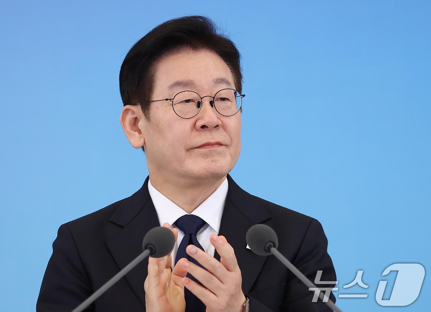 본문 이미지 - 이재명 대통령이 30일 청와대에서 열린 국가창업시대 전략회의 'K-스타트업이 미래를 만든다'에서 영상시청 후 박수치고 있다. 2026.1.30/뉴스1 ⓒ News1 허경 기자