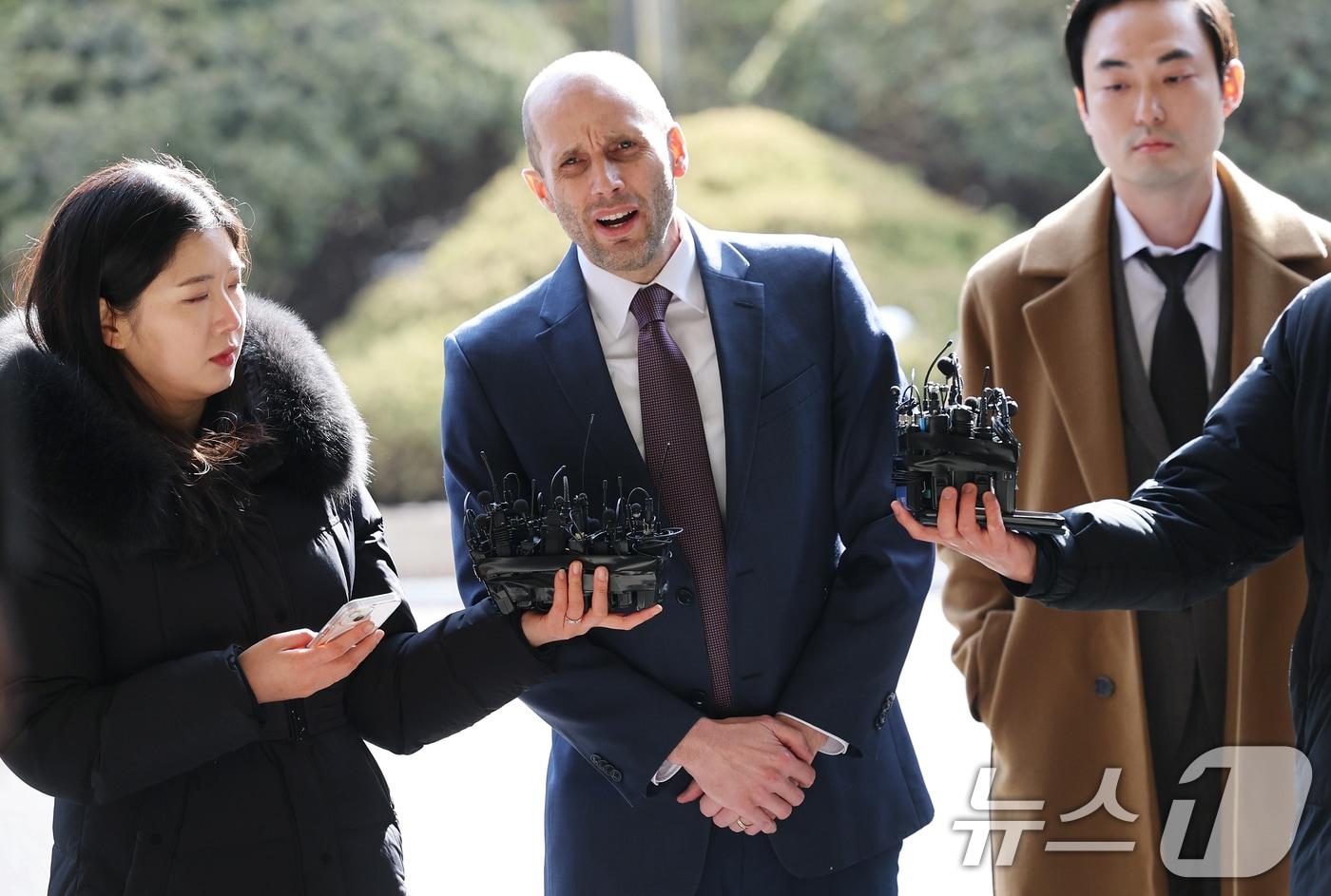 본문 이미지 - 해롤드 로저스 쿠팡 한국법인 임시대표가 1월 30일 오후 서울 종로구 서울경찰청 쿠팡 수사 종합 태스크포스(TF)에서 '셀프 조사' 관련 증거인멸 등 혐의와 관련한 피고발인 조사를 받기 위해 출석하며 심경을 밝히고 있다.  2026.1.30/뉴스1 ⓒ News1 오대일 기자