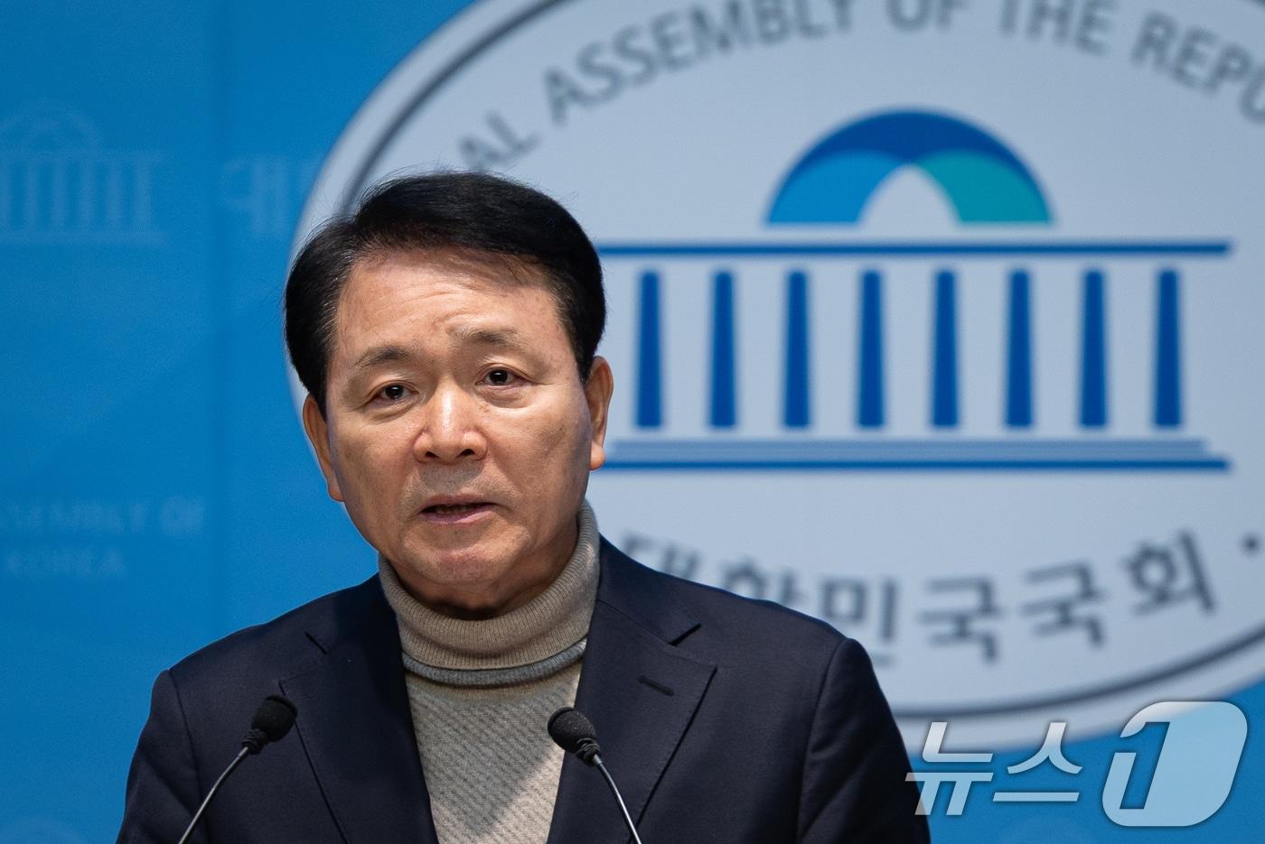 본문 이미지 - 성일종 국민의힘 의원이 30일 서울 여의도 국회 소통관에서 더불어민주당이 발의한 충남대전통합특별법 철회를 촉구하고 있다. 2026.1.30 ⓒ 뉴스1 유승관 기자