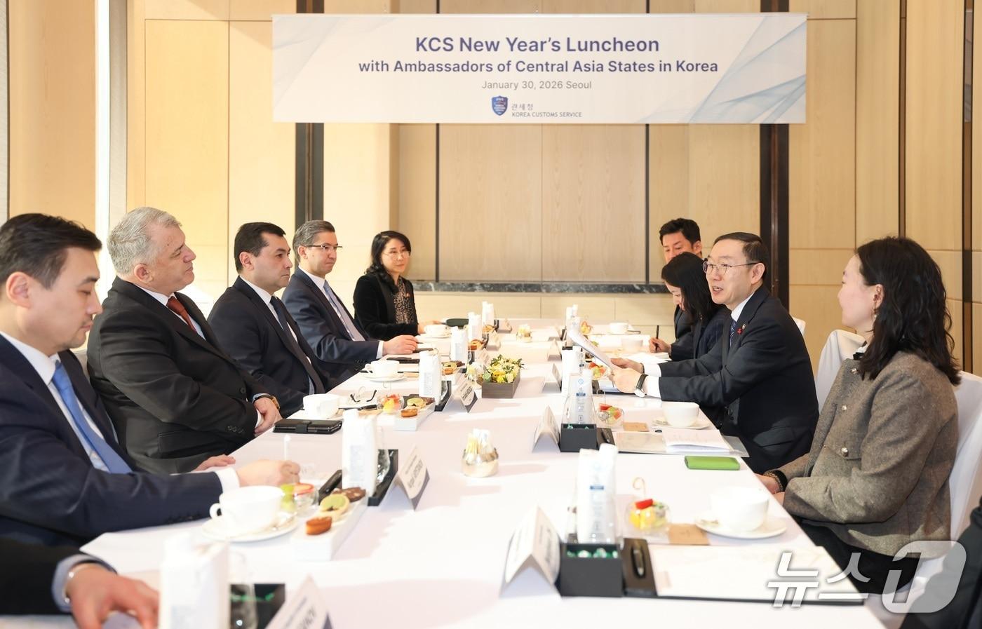 본문 이미지 - 이명구 관세청장(오른쪽 두 번째)이 30일 중앙아시아 지역경제 협력체 6개 회원국 주한 대사단을 초청하여 오찬 간담회를 개최하고 있다. (관세청 제공.재판매 및 DB 금지)/뉴스1