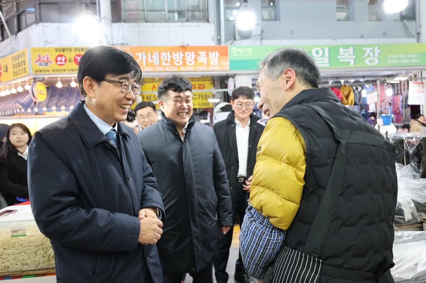 본문 이미지 - 인태연 소진공 이사장이 30일 오전 대전 동구에 위치한 중앙시장에 방문해 시장 상인을 격려하고 있다. (소진공 제공)