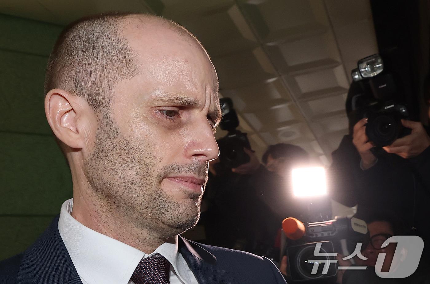 본문 이미지 - 해롤드 로저스 쿠팡 한국법인 임시대표가 30일 오후 서울 종로구 서울경찰청 쿠팡 수사 종합 태스크포스(TF)에서 '셀프 조사' 관련 증거인멸 등 혐의와 관련한 피고발인 조사를 받기 위해 출석하고 있다. 경찰은 두 차례 출석 요구 불응 끝에 소환된 로저스 대표를 상대로 쿠팡 개인정보 유출사태 내부 조사과정에서의 증거인멸 정황, 셀프 조사 발표 경위 등을 집중 확인할 방침이다. 2026.1.30/뉴스1 ⓒ News1 오대일 기자