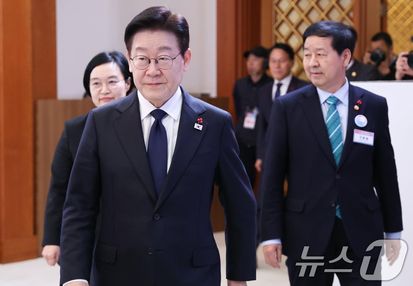 본문 이미지 - 이재명 대통령이 30일 청와대에서 열린 국가창업시대 전략회의 'K-스타트업이 미래를 만든다'에 입장하고 있다. 2026.1.30/뉴스1 ⓒ News1 허경 기자