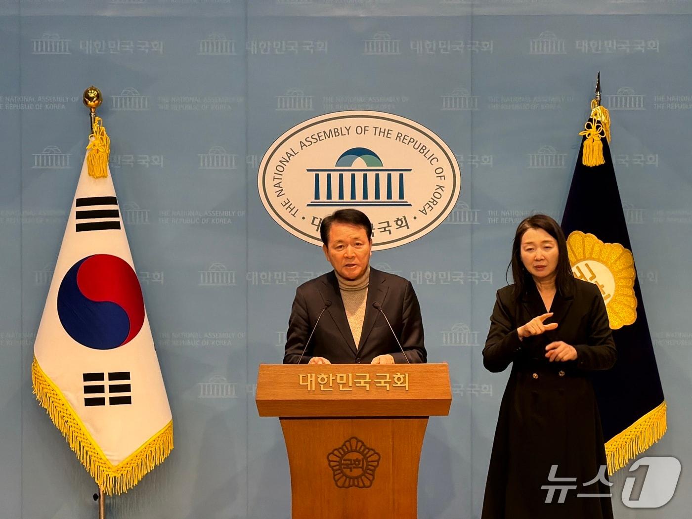 본문 이미지 - 30일 국회 국방위원장인 성일종 의원은 국회 소통관에서 기자회견을 하고 있다.(성 의원실 제공. 재판매 및 DB금지)2026.1.30/뉴스1