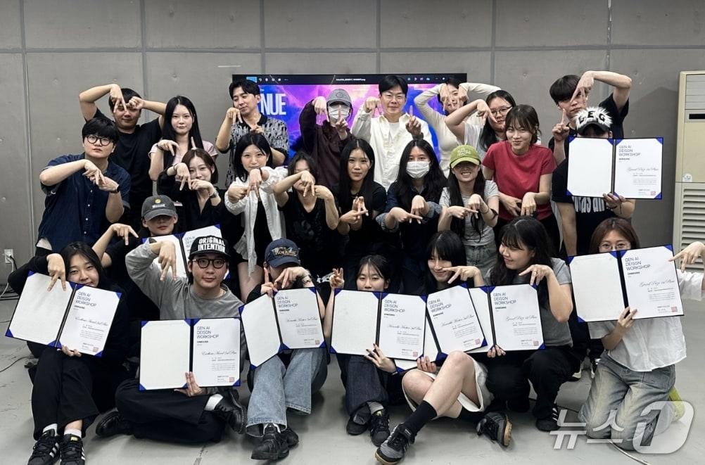 본문 이미지 - 대구경북디자인진흥원의 디자인 인재 양성사업인 '코리아디자인멤버십플러스(KDM＋)' 인공지능(AI) 디자인 워크숍에 참여한 대학생들이 기념사진을 찍고 있다.(대구경북디자인진흥원 제공, 재판매 및 DB 금지)