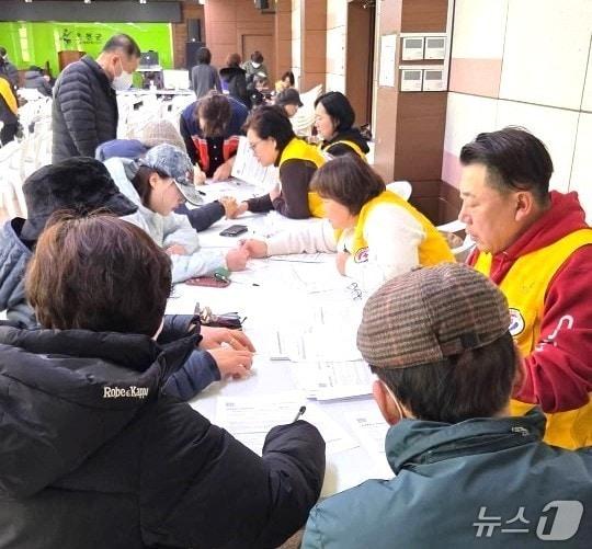 본문 이미지 - 충북 옥천군이 마련한 농어촌 기본소득 접수 창구를 찾은 주민들이 신청서를 작성하고 있다. (재판매 및 DB금지) /뉴스1