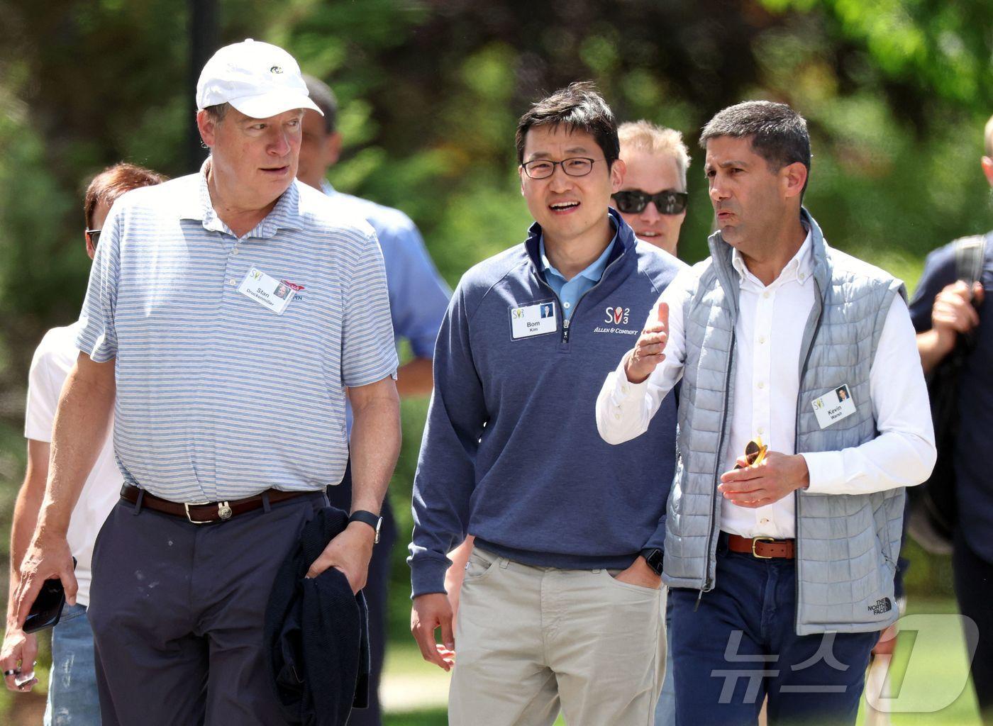 본문 이미지 - 쿠팡 창업자 겸 최고경영자(CEO) 김범석(가운데)과 투자자 스탠리 드러켄밀러(왼쪽), 케빈 워시 전 연준 이사가 2023년 7월 13일 미국 아이다호주 선밸리에서 열린 앨런앤드코 선밸리 콘퍼런스에 참석하고 있다.ⓒ AFP=뉴스1