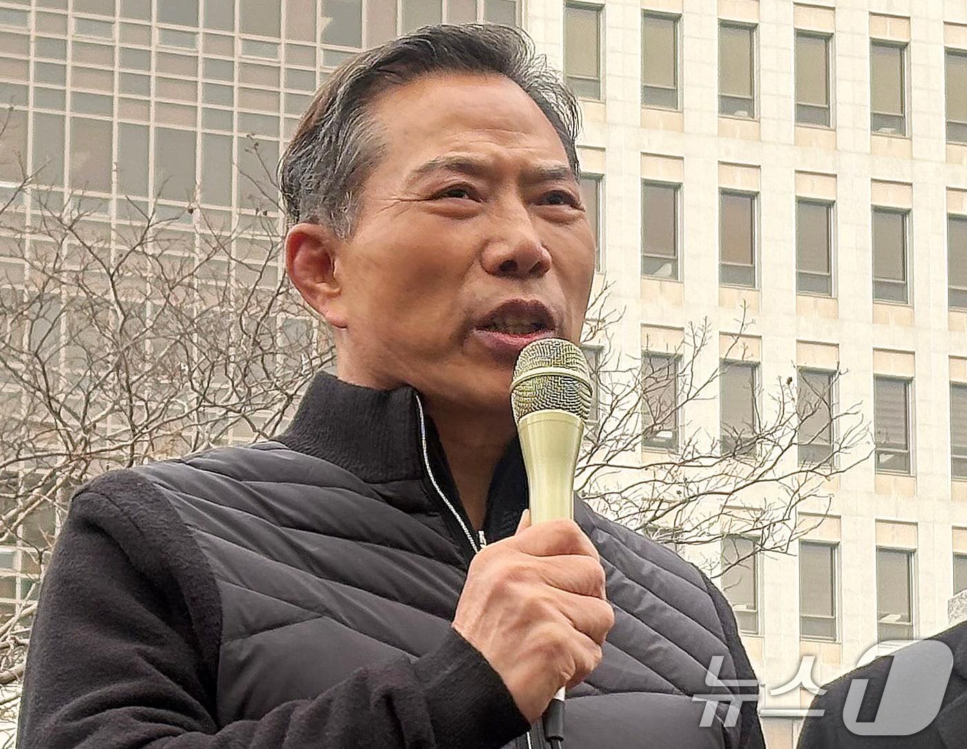 본문 이미지 - 공직선거법 위반 혐의로 기소된 손현보 세계로교회 목사가 30일 부산 연제구 부산지법에서 열린 선고공판에서 징역 6개월에 집행유예 1년을 선고받고 풀려나 부산지법을 나서며 기자회견을 하고 있다. 2026.1.30/뉴스1 ⓒ News1 장광일 기자