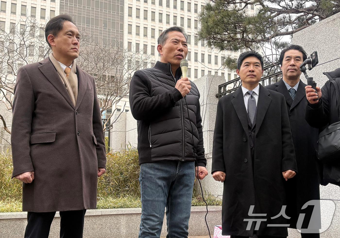 본문 이미지 - 공직선거법 위반 혐의로 기소된 손현보 세계로교회 목사가 30일 부산 연제구 부산지법에서 열린 선고공판에서 징역 6개월에 집행유예 1년을 선고받고 풀려나 부산지법을 나서며 기자회견을 하고 있다. 2026.1.30 ⓒ 뉴스1 장광일 기자