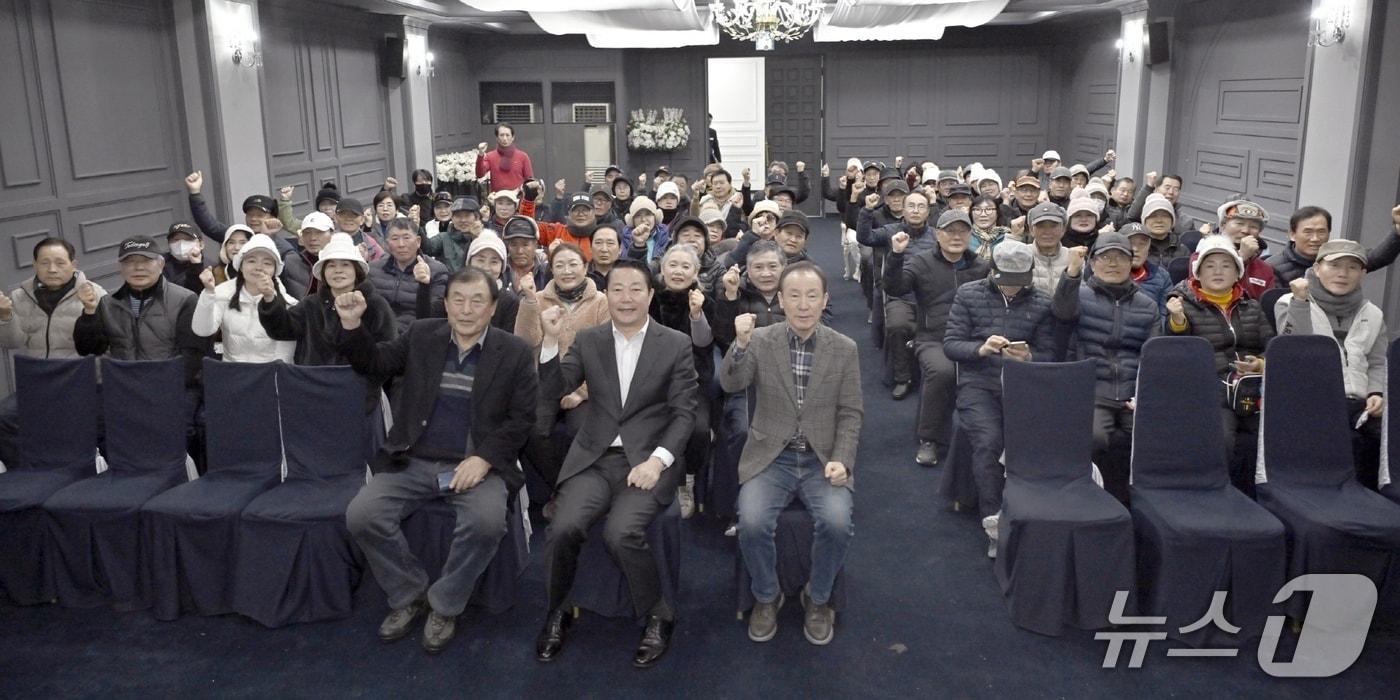 본문 이미지 - 30일 전북 순창군과 전남 담양군 파크골프협회 간 자매결연 및 교류전이 진행된 가운데 최영일 순창군수를 비롯한 참석자들이 기념 촬영을 하고 있다./뉴스1  