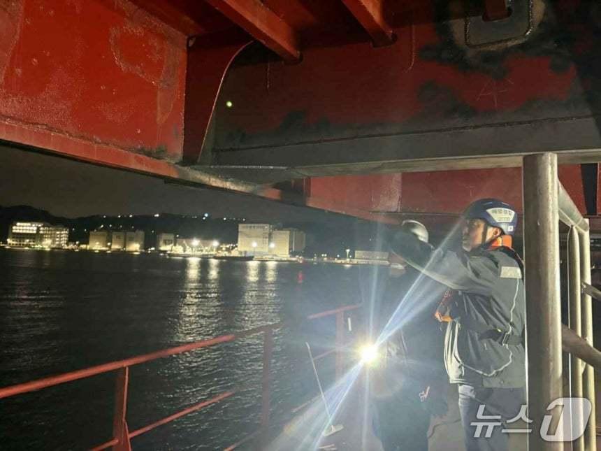 본문 이미지 - 단속을 하고 있는 부산해경 (부산해양경찰서 제공. 재판매 및 DB금지)