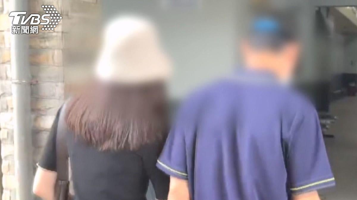 21세 딸을 900여일간 욕실에 감금해 숨지게 한 부모가 기소됐다. 오른쪽은 피해자의 아버지, 왼쪽은 언니. (TVBS 갈무리)