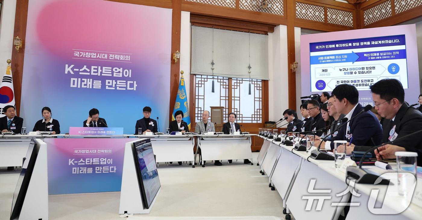 본문 이미지 - 이재명 대통령이 30일 청와대에서 열린 국가창업시대 전략회의 'K-스타트업이 미래를 만든다'에서 참석자의 질문을 경청하고 있다. 2026.1.30 ⓒ 뉴스1 허경 기자