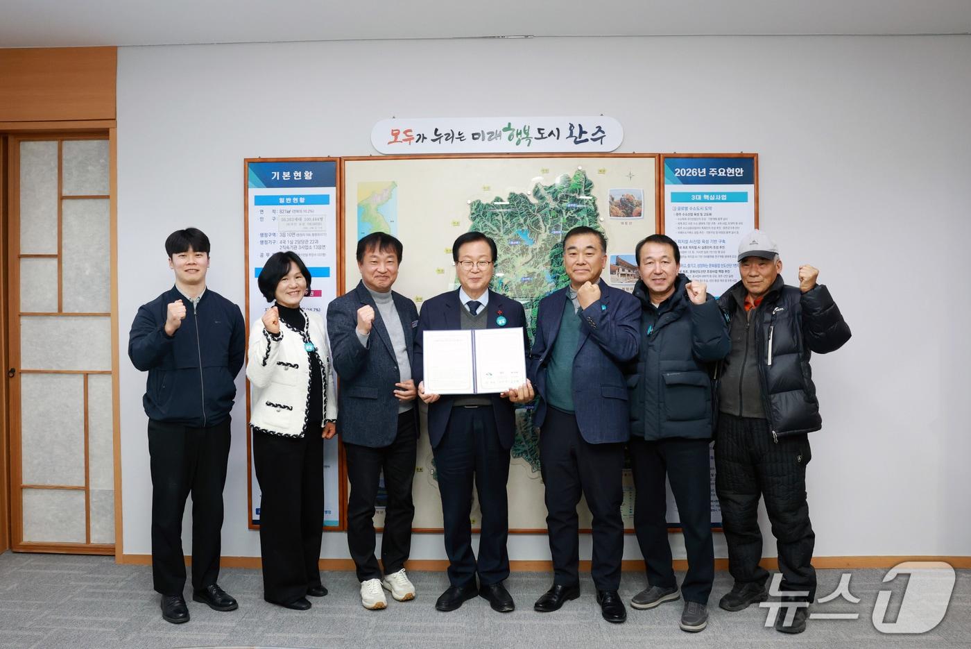 본문 이미지 - 30일 완주군은 한국도로공사, 상관면 계민마을과 주민편의시설 설치·운영을 위한 업무협약을 체결했다.(완주군 제공. 재판매 및 DB금지)2025.1.30/뉴스1