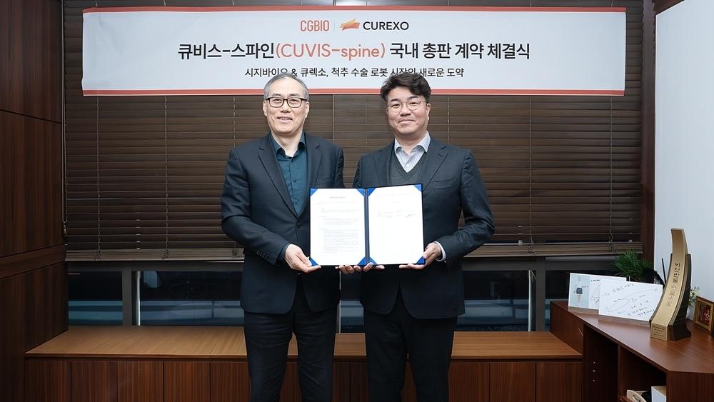 본문 이미지 - 이재준 큐렉소 대표(왼쪽부터)와 유현승 시지바이오 대표가 '큐비스 스파인' 국내 총판 계약을 체결하고 기념 촬영을 하고 있다.(시지바이오 제공)/뉴스1