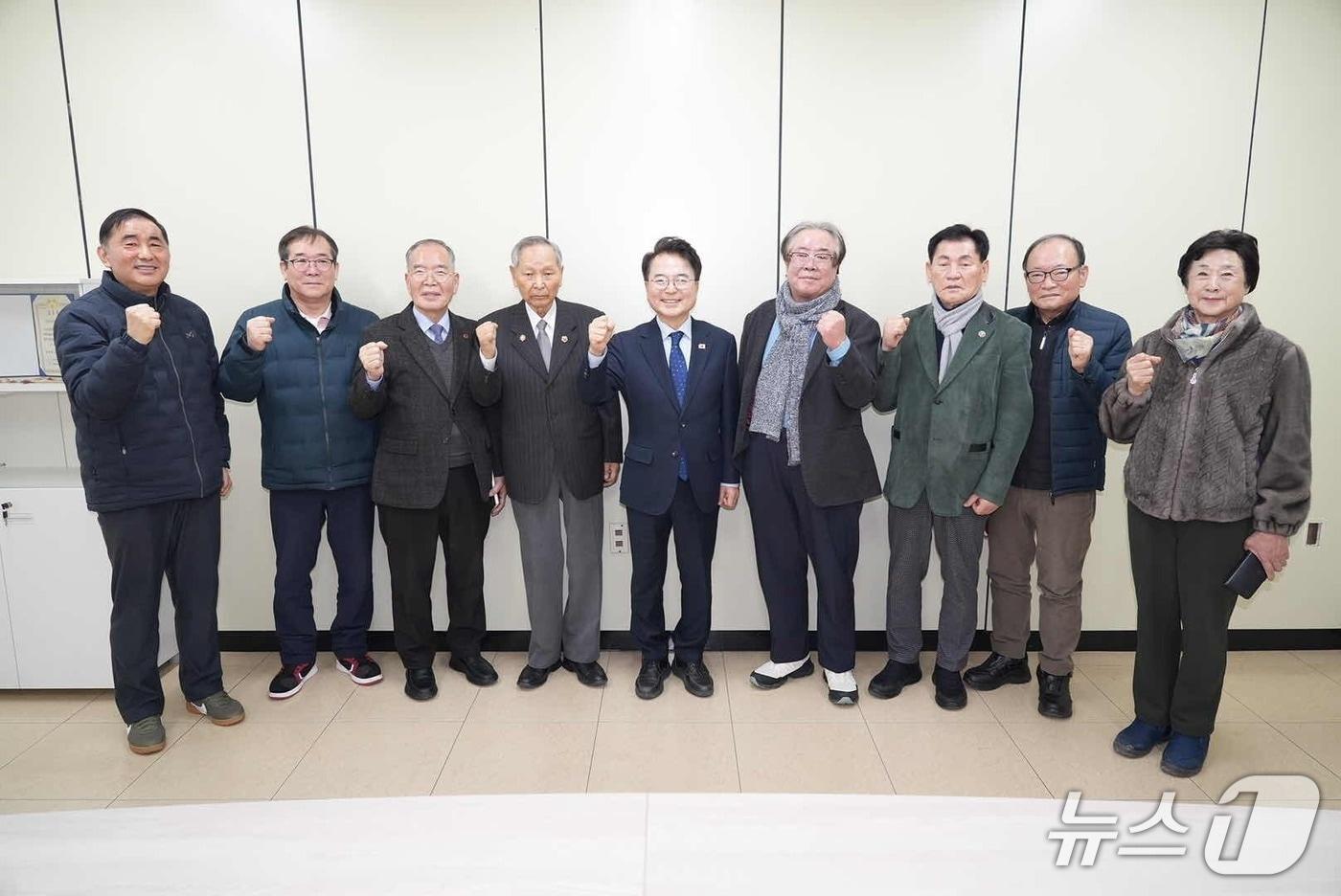 본문 이미지 - 육동한 춘천시장은 30일 강원도 보훈회관을 찾아 도내 보훈단체 회장단과 간담회를 가진 뒤 기념촬영을 하고 있다.(춘천시 제공, 재판매 및 DB금지)