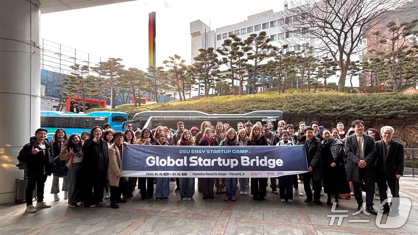 본문 이미지 - 동서대학교 '유학생 특화 창업캠프'에 참가한 외국인 유학생들이 기념촬영을 하고 있다. (동서대 제공. 재판매 및 DB 금지)