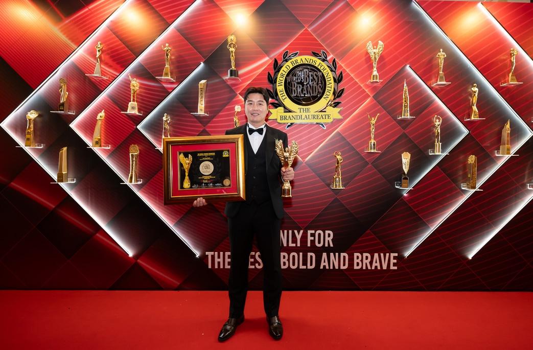 본문 이미지 - 세계브랜드재단(TWBF)이 수여하는 '브랜드로레이 스포츠 아이콘 리더십상'을 받은 이동국 용인FC 테크니컬 디렉터. (용인FC 제공)