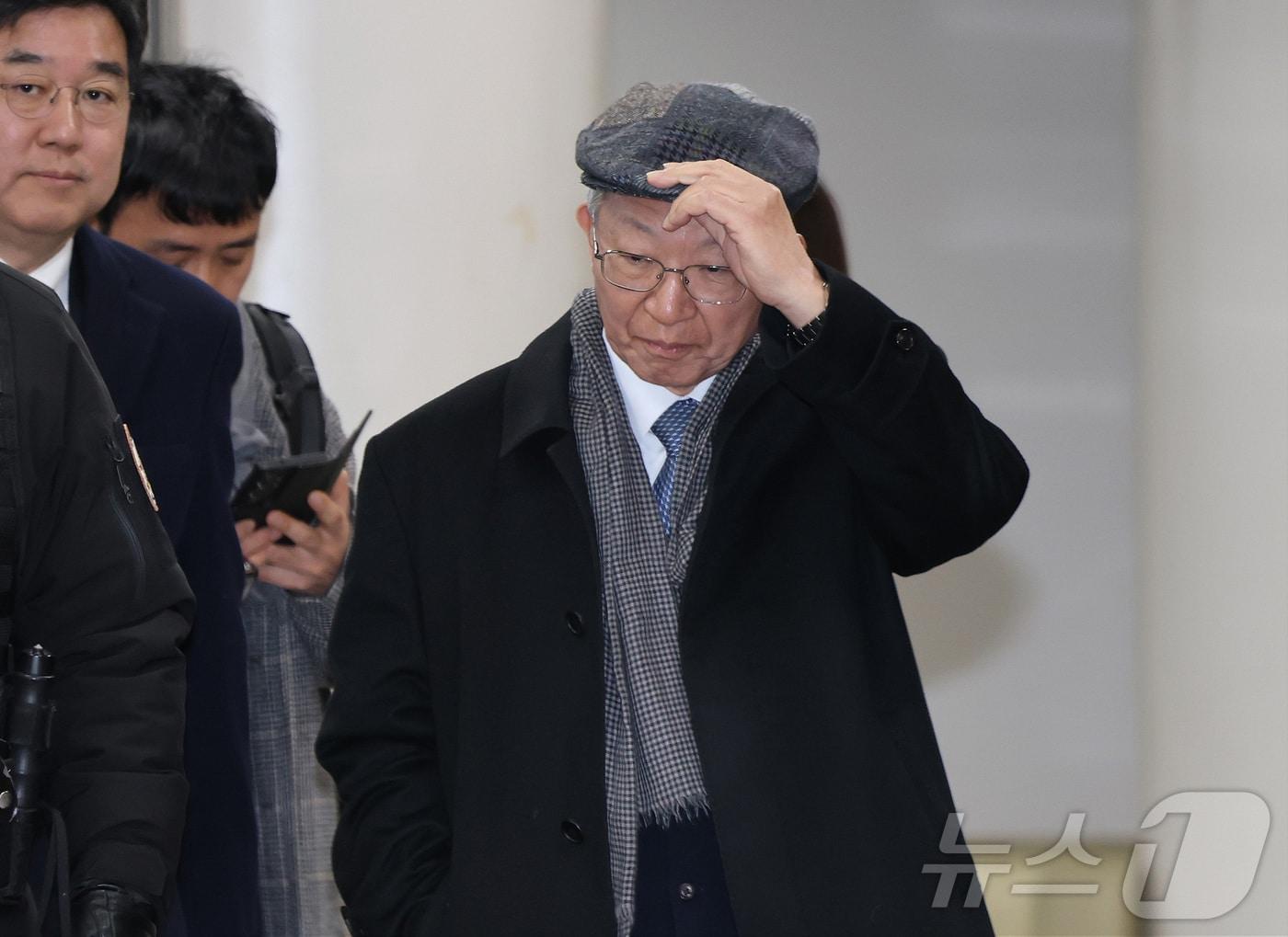 본문 이미지 - 양승태 전 대법원장이 30일 서울 서초구 서울고등법원에서 열린 '사법농단 혐의' 항소심 선고 공판에서 징역 6개월에 집행유예 1년을 선고 받은 후 법원 청사를 나서고 있다. (공동취재) 2026.1.30/뉴스1 ⓒ News1 김성진 기자